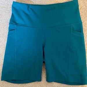 High-rise bike short in green with pockets